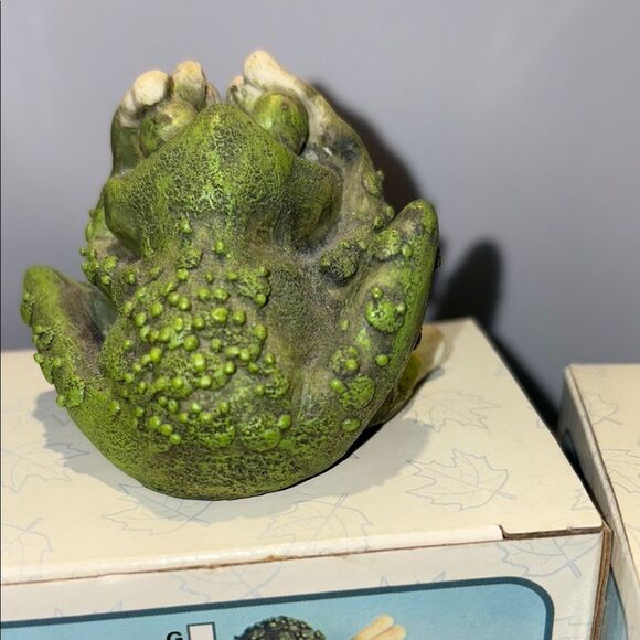 Charming Green Frog Ceramic Figurine Set - Picture 6 of 8